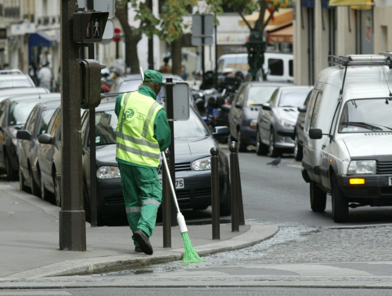 Un employé des services de propreté de la ville de Paris, à Paris le 22 septembre 2003