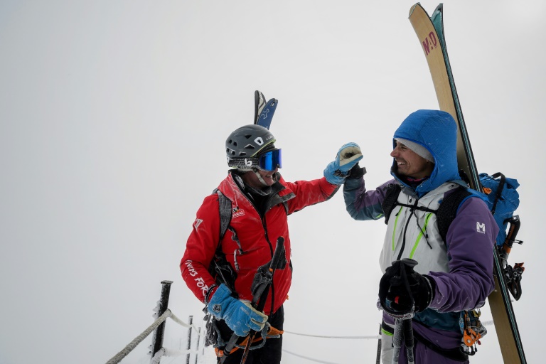L'alpiniste Charles Dubouloz (à droite) et le skipper Jeremie Beyou (à gauche), dans le massif du Mont Blanc, le 11 mars 2024.