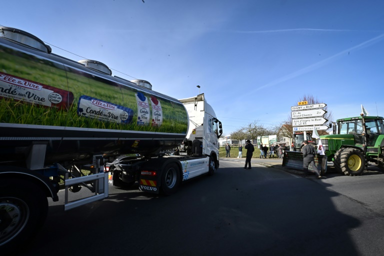 Des producteurs bloquent un camion Elle & Vire, filiale du groupe Savencia, à Isigny-le-Buat, dans la Manche, le 29 janvier 2024