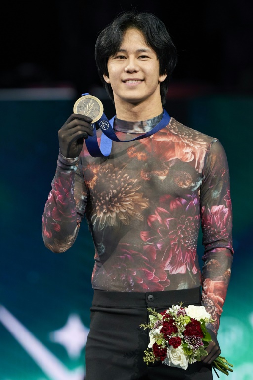 Le médaillé de bronze français Adam Siao Him Fa, lors de la cérémonie à l'issue du programme libre aux Mondiaux de patinage à Montréal le 23 mars 2024