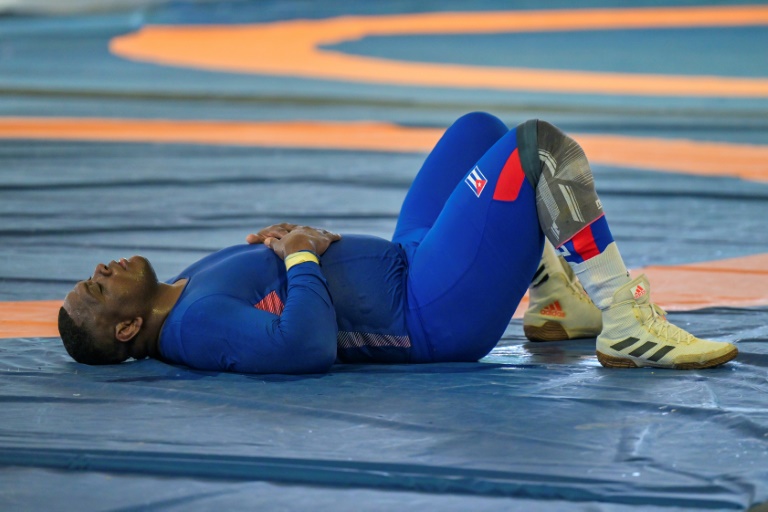 Mijain Lopez récupère après une session d'entraînement intensif à la Havane, dans le cadre de sa préparation pour Paris-2024, où il visera une cinquième médaille d'or.
