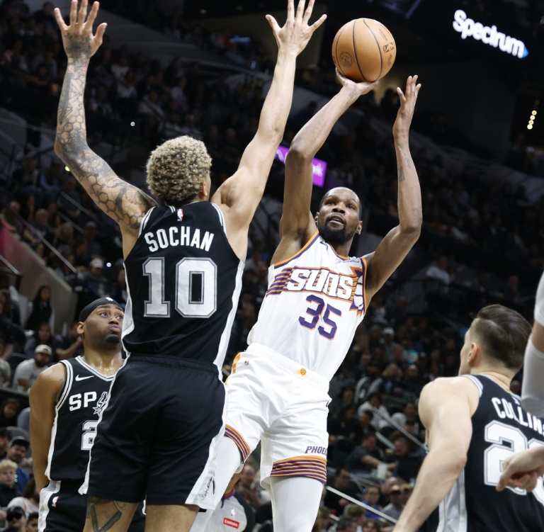 Le joueur des Spurs Jeremy Sochan (#10) tente un bloc sur Kevin Durant (#35), des Phoenix Suns, lors d'un match de NBA à San Antonio, le 23 mars 2024