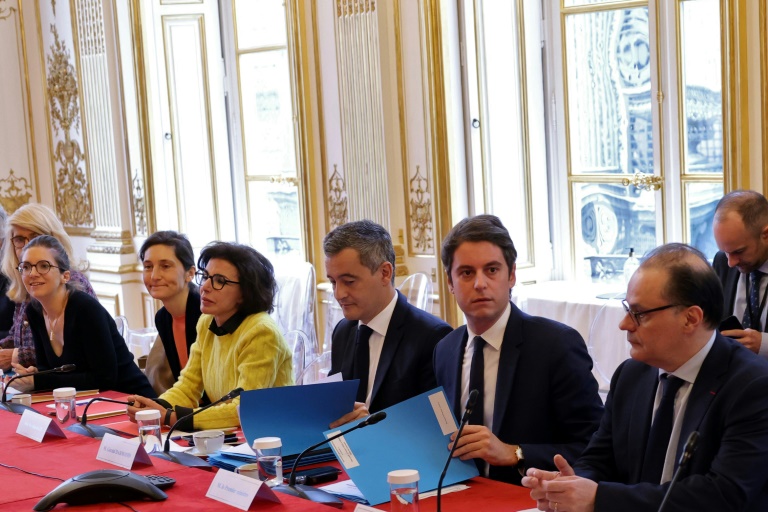 Le Premier ministre Gabriel Attal, deuxième à droite, entouré de plusieurs ministres, à Matignon, à Paris, le 27 mars 2024