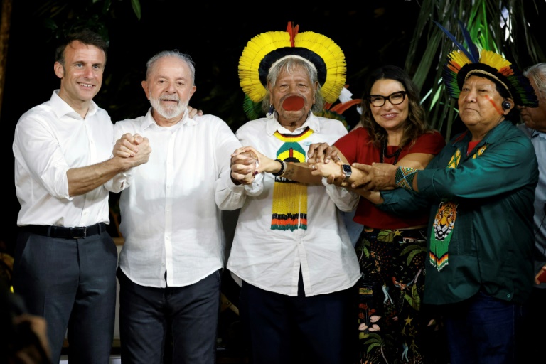 De gauche à droite, le président français Emmanuel Macron, son homologue brésilien Luiz Inacio Lula Da Silva, le cacique Raoni Metuktire, la première dame brésilienne Rosangela Janja Da Silva et deux membres de la communauté indigène Yanomami, à Belém, le 26 mars 2024