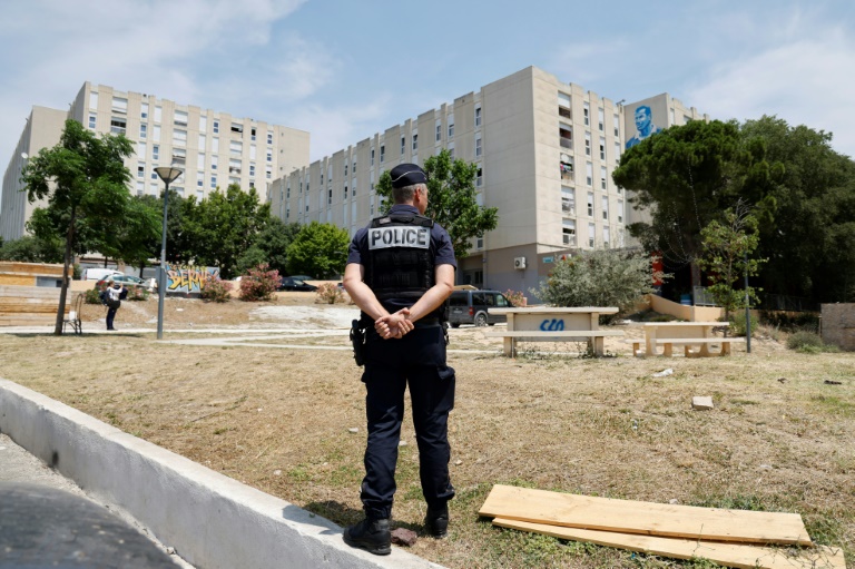 Un policier dans la cité de La Castellane, dans les quartiers nord de Marseille, le 27 juin 2023