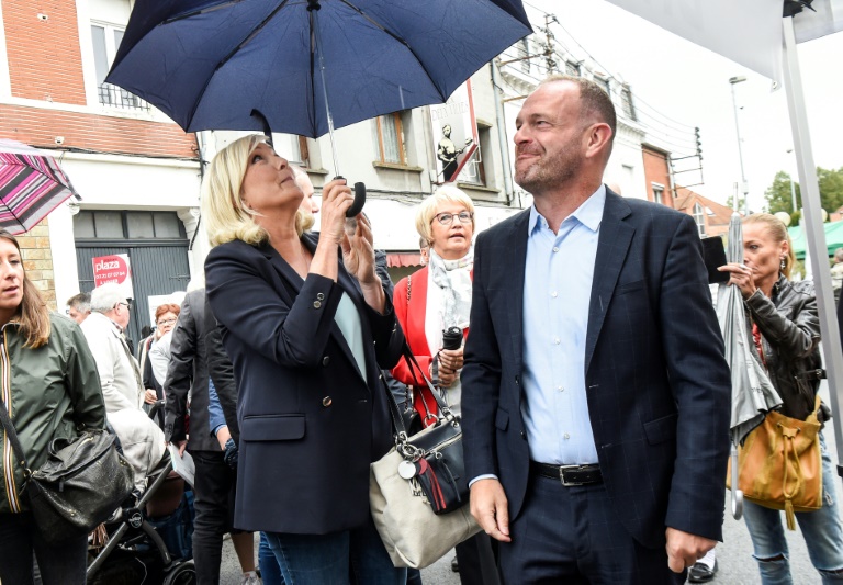 Marine Le Pen, à gauche, et le maire RN d'Hénin-Beaumont Steeve Briois, à droite, le 8 septembre 2019, lors de la braderie dans les rues de la ville du Pas-de-Calais