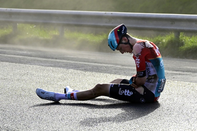 Le coureur belge de Lotto-Dstny, Liam Slock, après une chute sur Bruges-La Panne, le 20 mars 2024
