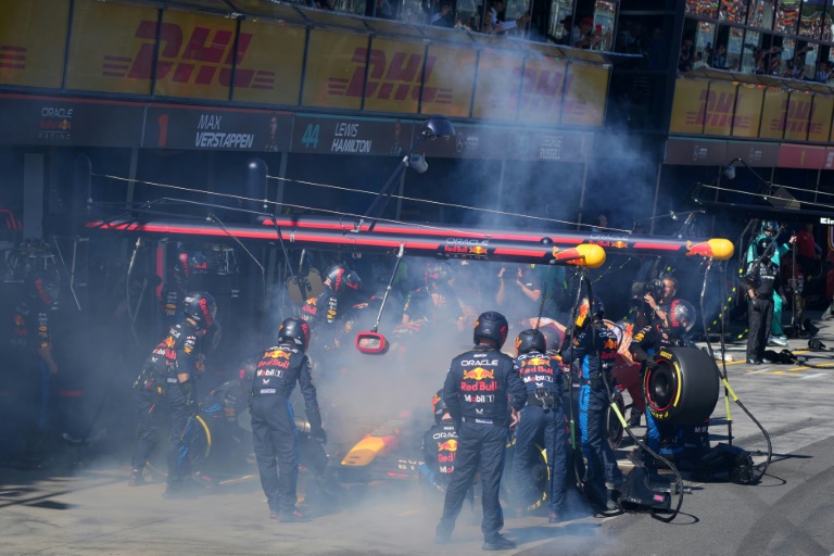 Le champion du monde néerlandais Max Verstappen (Red Bull) abandonne peu après le début du GP de F1 d'Australie, le 24 mars 2024 à Melbourne
