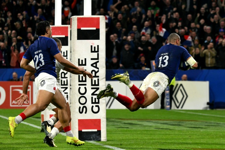 Le centre du XV de France Gaël Fickou inscrit un essai contre l'Angleterre à Lyon, le 16 mars 2024