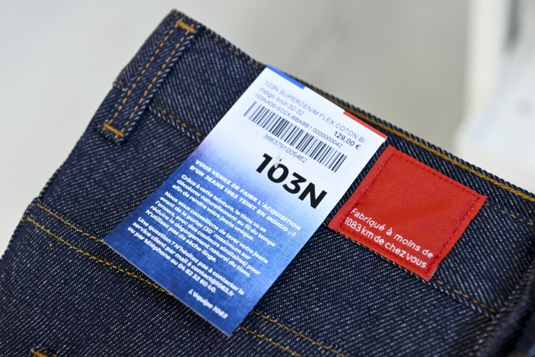 Cette photo montre une étiquette indiquant la provenance française d'un jean dans l'usine de la marque 1083 à Rupt-sur-Moselle, dans les Vosges, le 12 mars 2024