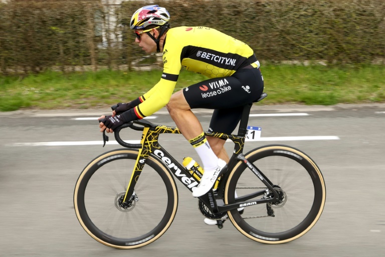 Le Belge Wout Van Aert, qui a été victime d'une terrible chute sur la course cycliste A travers la Flandre, le 27 mars 2024 à Waregem