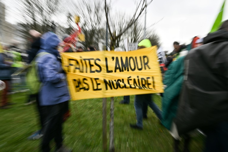 Une banderole pendant une manifestation antinucléaire à Caen le 23 mars 2024