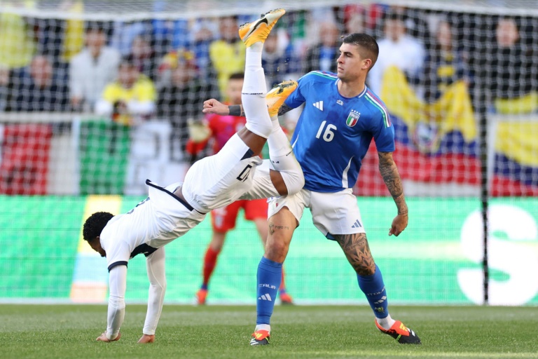 L'Equatorien Gonzalo Plata face à l'Italien Gianluca Mancini lors du match amical entre l'Italie et l'Equateur le 24 mars 2024 à Harrison