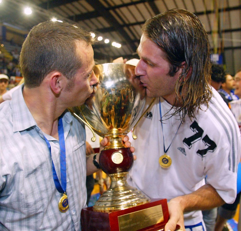 L'entraineur du MHB Patrice Canayer et le capitaine de l'époque Mladen Bojinovic (D) embrasse la Ligue des champions après la victoire en finale retour contre Pampelune, le 04 mai 2003 à Montpellier
