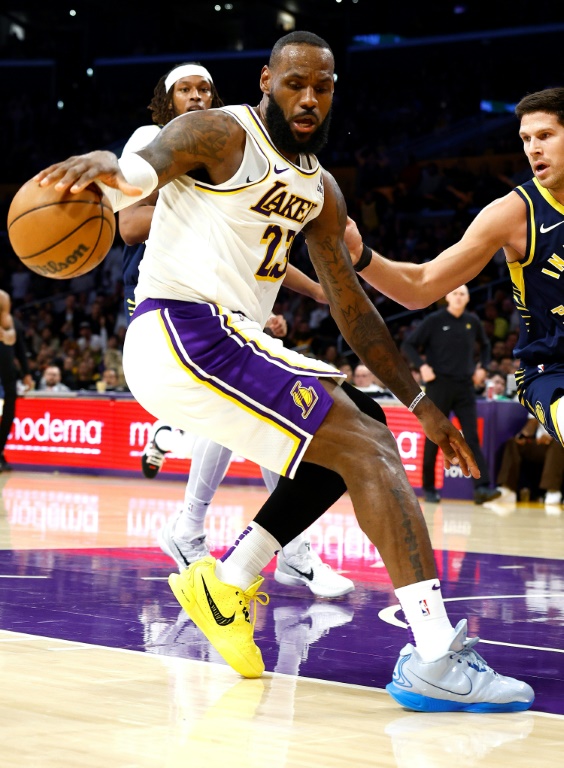 LeBron James (G) lors de la victoire des LA Lakers face aux Indiana Pacers, le 24 mars 2024 à Los Angeles