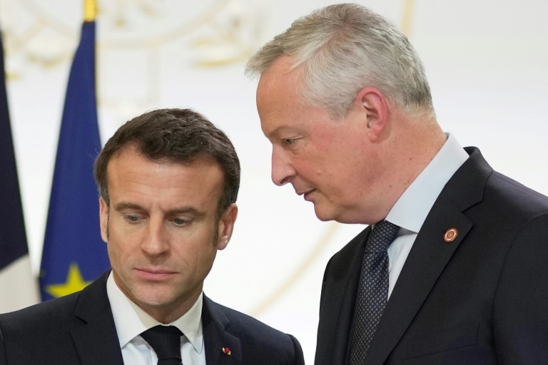 Le président Emmanuel Macron (g) écoute son ministre des Finances Bruno Le Maire (d) à l'Elysée, Paris, le 10 mars 2023