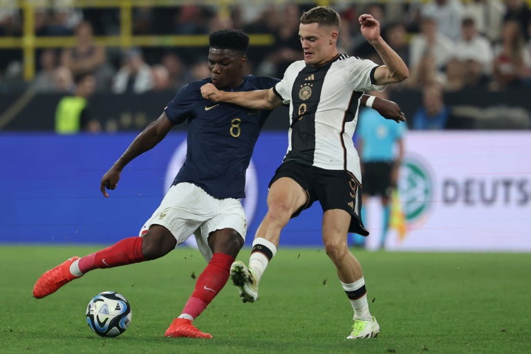 Tchouameni au duel avec l'Allemand Florian Wirtz lors du match amical Allemagne-France de Dortmund du 12 septembre, seule défaite des Bleus en 2023 (2-1).