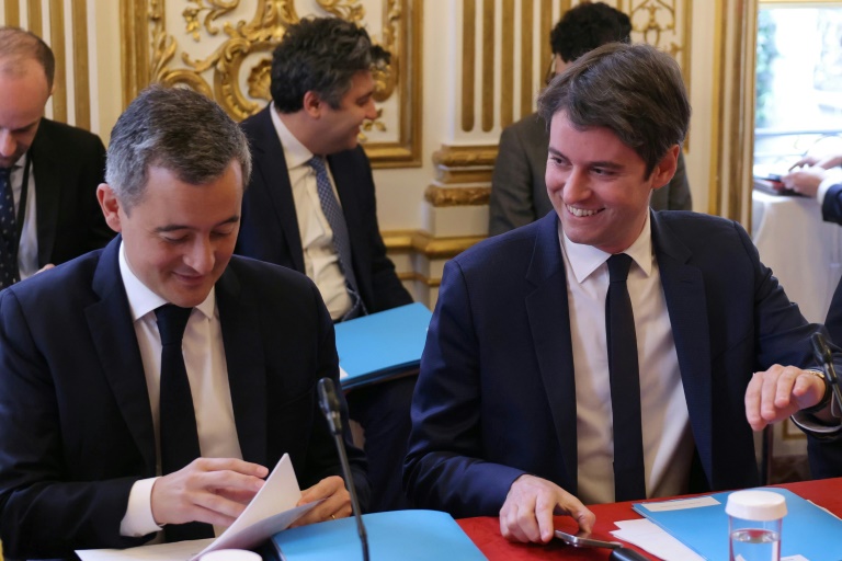 Le ministre de l'Intérieur Gérald Darmanin, à gauche, et le Premier ministre Gabriel Attal, à droite, à Matignon, à Paris, le 27 mars 2024