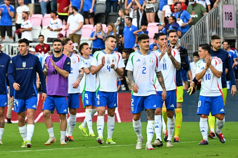 L'équipe d'Italie remercie ses supporteurs après sa victoire contre le Venezuela en match amical, le 21 mars 2024 à Fort Lauderdale, en Floride