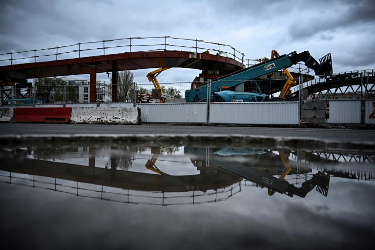 Nouvelle passerelle piétonne en construction pour relier la cité des Francs-Moisins au Stade de France à Saint-Denis, le 13 mars 2024