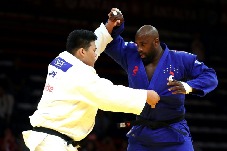 Le judoka français Teddy Riner (à droite) lors de sa victoire contre le Japonais Tatsuru Saito au Grand chelem d'Antalya, en Turquie, le 31 mars 2024