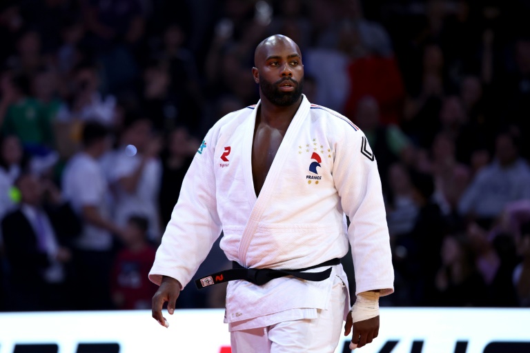 Le Français Teddy Riner arrive pour combattre le Sud-Coréen Kim Minjong lors de la finale des +100kg lors du tournoi de judo Paris Grand Slam, à Paris, le 4 février 2024