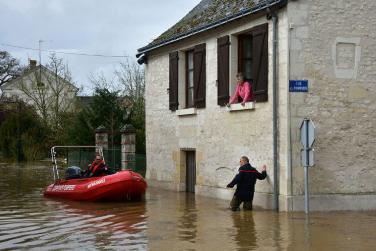Des sapeurs-pompiers viennent en aide à des habitants après des crues, le 31 mars 2024 à Nouâtre, en Indre-et-Loire