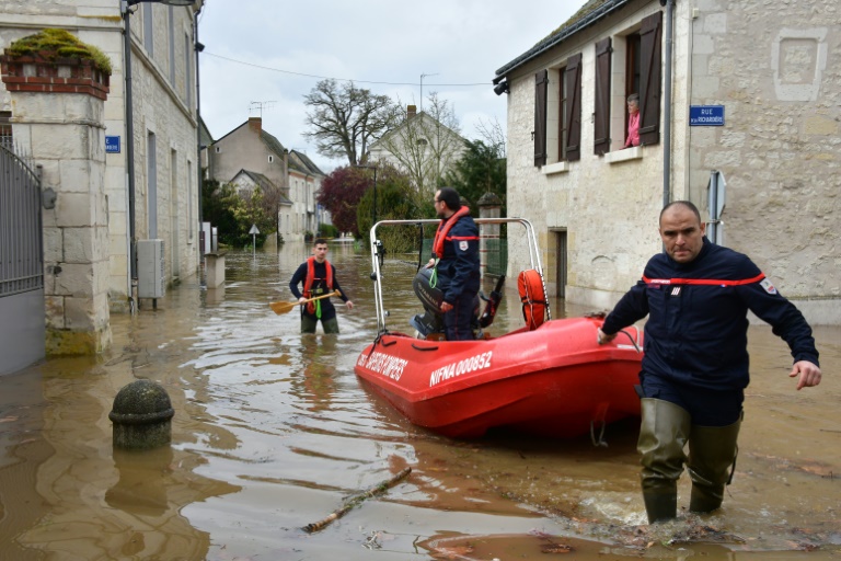 Des sapeurs-pompiers évoluent dans une rue inondée après des crues, le 31 mars 2024 à Nouâtre, en Indre-et-Loire