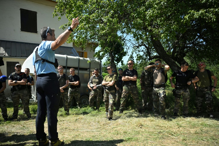 Des gendarmes participent à l'opération de recherche d'Emile, deux ans et demi, porté disparu depuis deux jours, le 10 juillet 2023 au Vernet, dans les Alpes-de-Haute-Provence