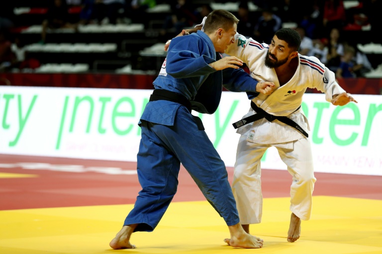 Le Français Walide Khyar (d) contre le Serbe Buncic Strahinja en 16e de finale des -66 kg du Grand Chelem d'Antalya,e le 29 mars 2024