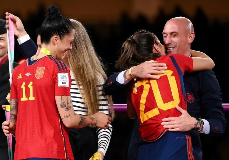 Luis Rubiales félicite la joueuse espagnole Rocio Galvez après la victoire de la Roja à la Coupe du monde féminine à Sydney le 20 août dernier