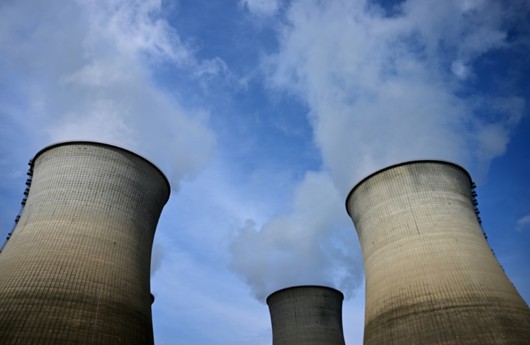 Les cheminées de la centrale nucléaire de Bugey à Saint-Vulbas, dans l'Ain, le 24 juillet 2023