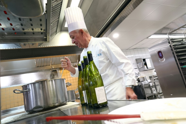 Le chef deux étoiles au Michelin Marc Haeberlin cuisine pour des étudiants à l'université de Strasbourg, le 26 mars 2024