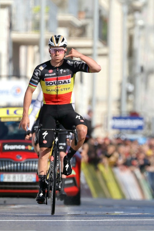 Le cycliste belge de l'équipe Soudal Quick-Step, Remco Evenepoel, célèbre sa victoire sur la 8e et dernière étape de la course cycliste Paris-Nice, à Nice, le 10 mars 2024