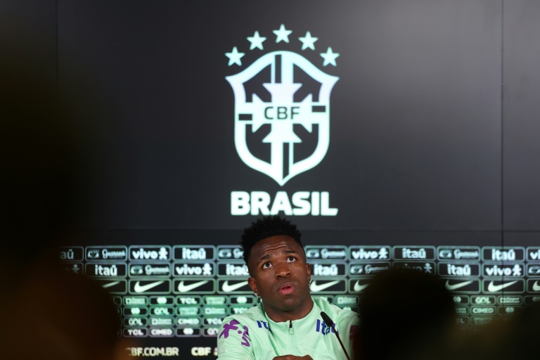 L'attaquant du Brésil Vinicius Junior lors de sa conférence de presse avant le match amical Espagne-Brésil à la Ciudad Real Madrid de Valdebebas, près de Madrid, le 25 mars 2024