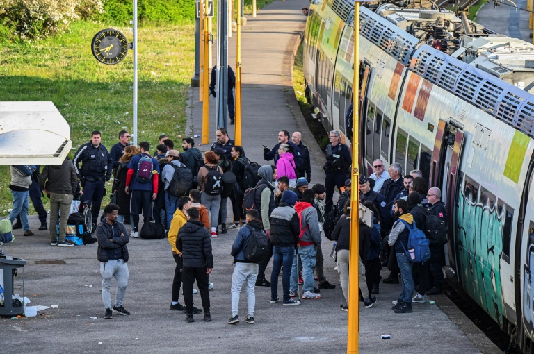 La police empêche les migrants de monter à bord d'un train à la gare des Fontinettes, à Calais, le 29 avril 2024
