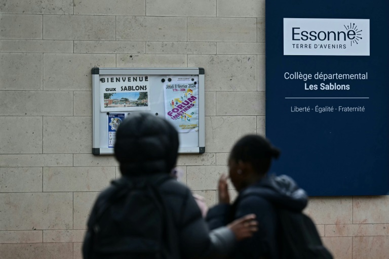 Des collégiens devant l'entrée du collège Les Sablons à Viry-Châtillon, en Essonne, où était scolarisé un adolescent passé à tabac, qui a succombé à ses blessures le 5 avril 2024