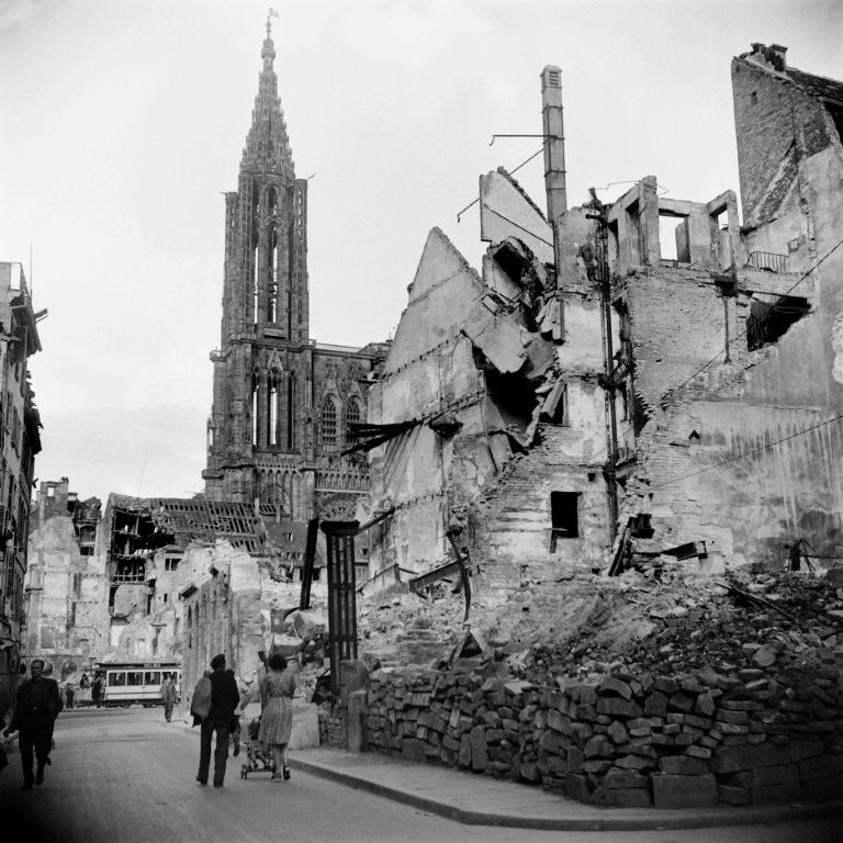 La cathédrale de Strasbourg en juin 1945 et une partie du quartier historique de la ville, détruite par les bombardements
