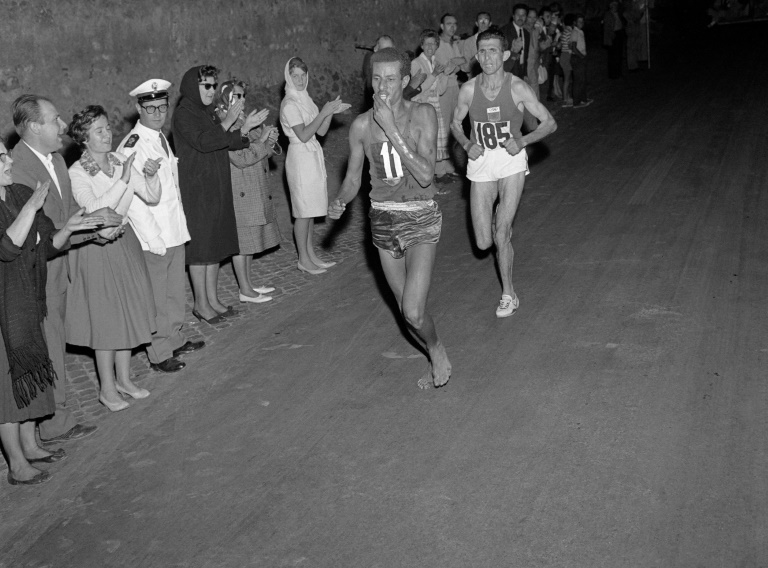 L'Ethiopien Abebe Bikila court pieds nus le marathon aux JO de Rome, le 10 septembre 1960