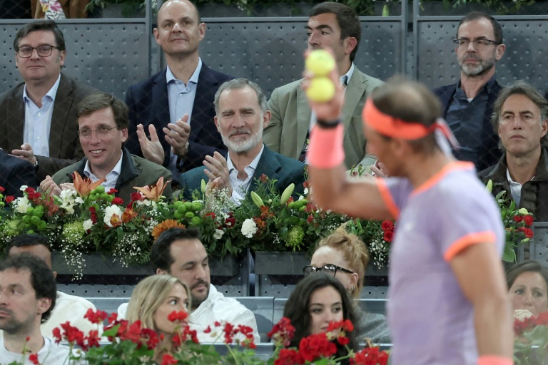 Le Roi Felipe d'Espagne applaudit Rafael Nadal, lors du 2e tour du Masters 1000 de Madrid, le 27 avril 2024.