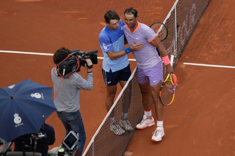 Rafael Nadal (d) et son vainqueur Alex De Minaur à la fin de leur match du 2e tour du tournoi de Barcelone, le 17 avril 2024