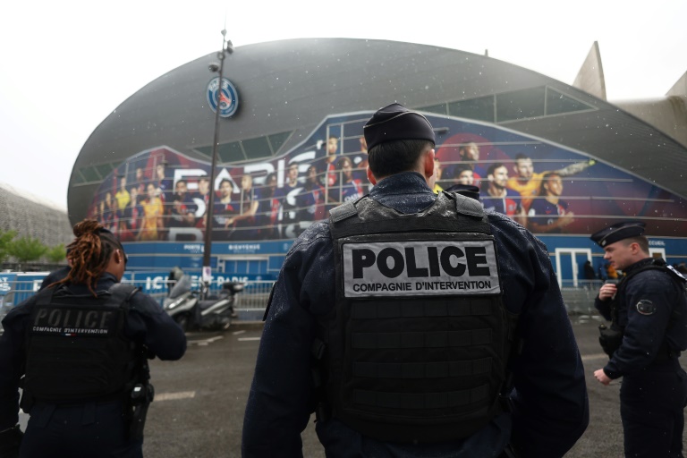 Les forces de l'ordre en patrouille devant le Parc des Princes à la veille du match PSG-Barcelone, le 9 avril 2024