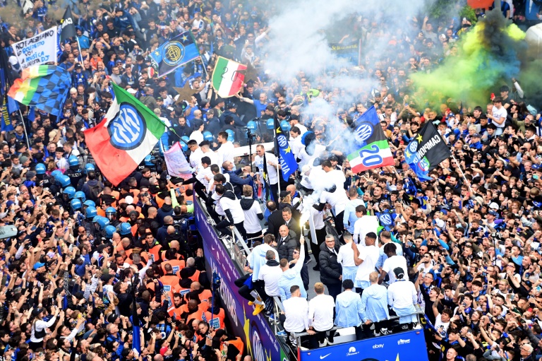 Les joueurs de l'Inter Milan défilent dans les rues de Milan après leur titre de champion d'Italie le 28 avril 2024 à Milan