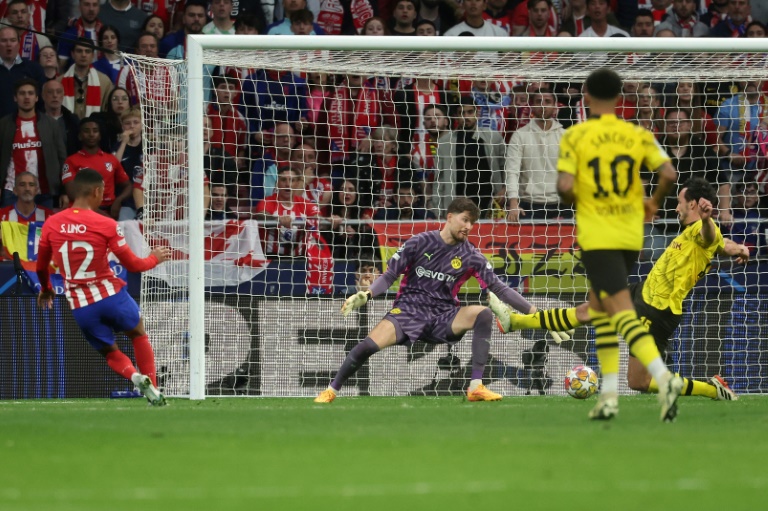 L'attaquant brésilien de l'Atletico Madrid Samuel Lino (numéro 12) marque le deuxième but de son équipe contre Dortmund mercredi en quart de finale de Ligue des champions au stade Metropolitano de Madrid.