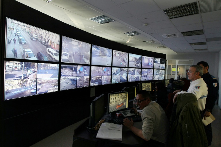 Des policiers observent sur un écran géant des images de caméras de vidéosurveillance des rues de Nice, le 10 janvier 2012