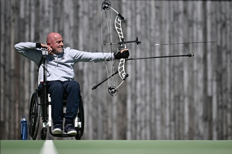 L'archer paralympique français Damien Letulle s'entraîne au CREPS à La Chapelle-sur-Erdre, près de Nantes, le 12 avril 2024 en Loire-Atlantique