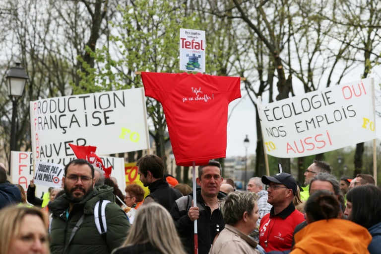 Manifestation des salariés du groupe Seb contre un projet de loi visant à interdire les substances per- et polyfluoroalkyles (PFAS) en France à partir de 2026, le 3 avril 2024 à Paris