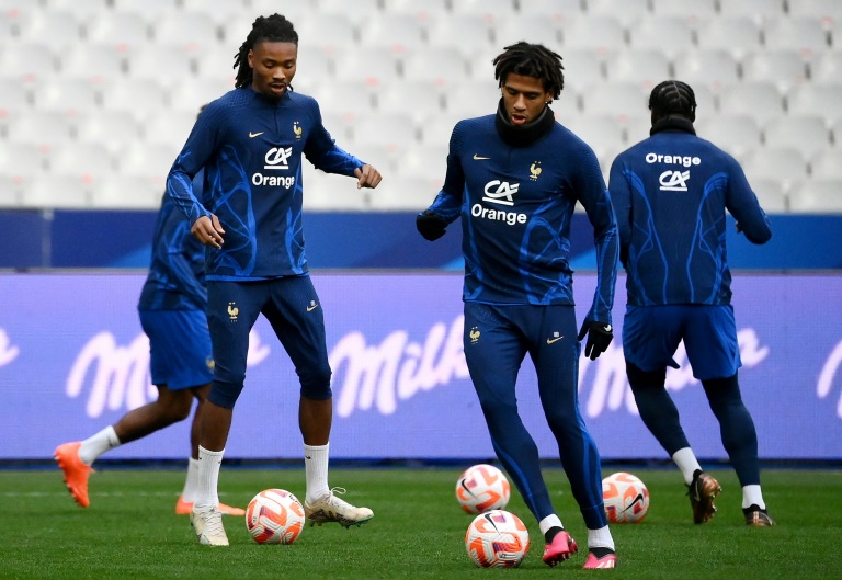 Le milieu de terrain Khephren Thuram (g.) et le défenseur Jean-Clair Todibo (c.) participent à une séance d'entraînement de l'équipe de France au Stade de France, à Saint-Denis, le 23 mars 2023