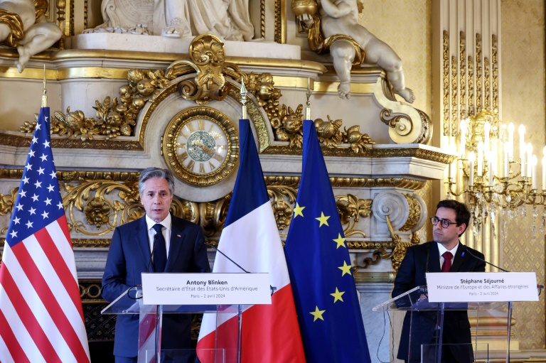 Le secrétaire d'Etat américain Antony Blinken (g) et son homologue français Stéphane Séjourné, lors d'une conférence de presse, le 2 avril 2024 à Paris