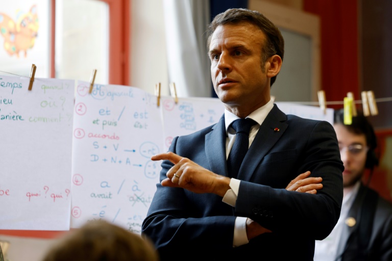 Le président Emmanuel Macron lors d'un déplacement dans une école à Paris le 5 avril 2024
